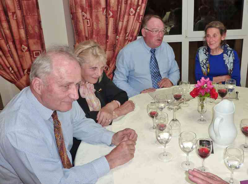 03_P1010900 (Balvay).jpg - Le dîner « de gala » à l'hôtel « Le Val Moret » . Quelques tablées...